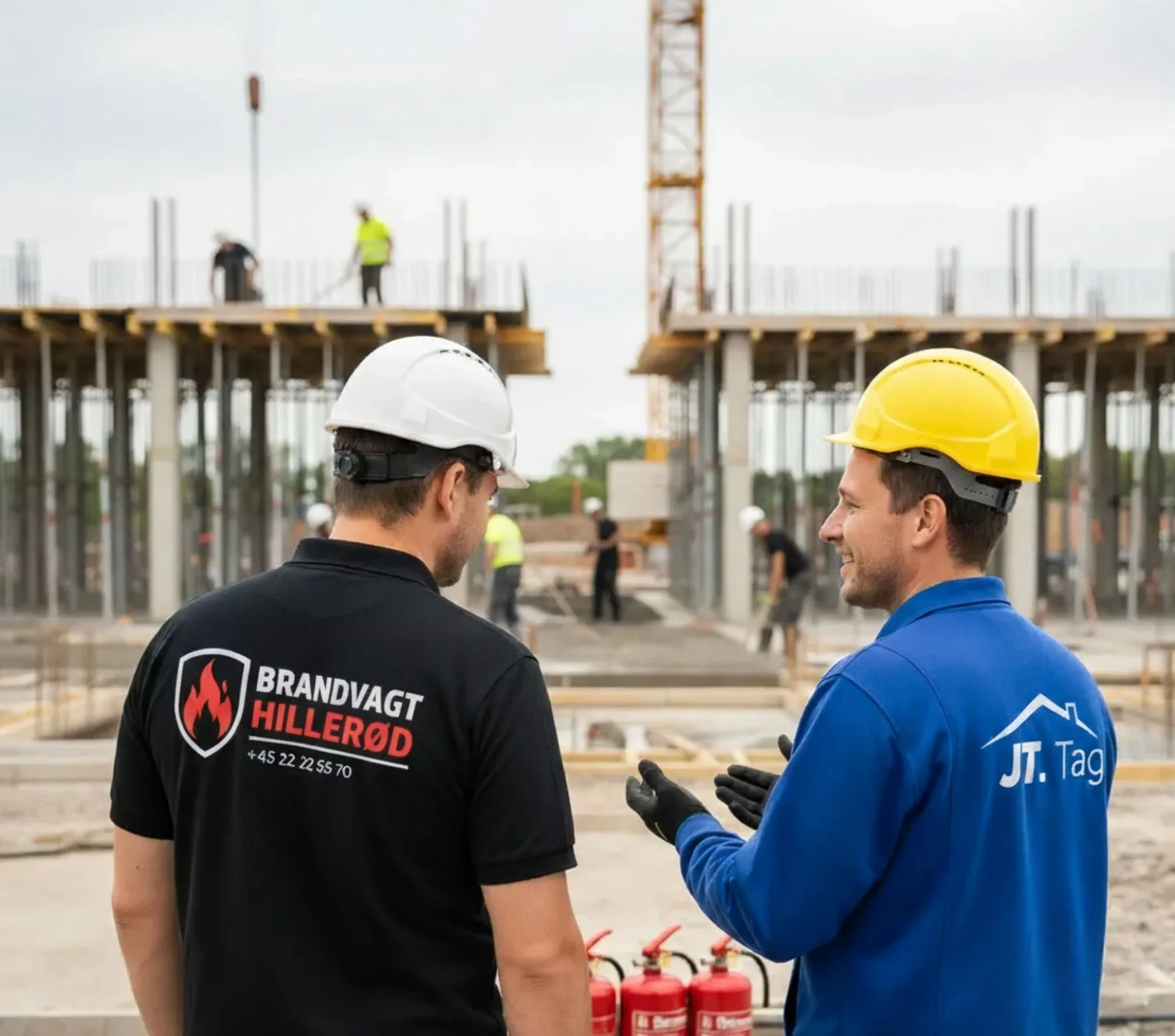 brandvagt hillerød samarbejder med tagdækker på byggeplads under varmt arbejde med brandslukkere og sikkerhedsudstyr